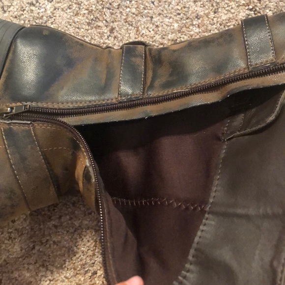 Worn boots - Picture 2 of 4